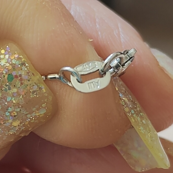 10k white  gold heart pendant with 10k matching neck chain. - Picture 4 of 4